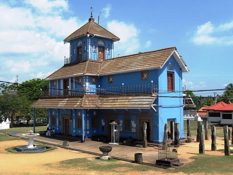 800px-Devinuwara_Sri_Vishnu_Maha_Devalaya_in_Sri_Lanka